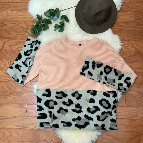 SPOT:LITE Crew Neck Women’s Sweater/ Pink & Animal Small/Medium - Picture 2 of 7